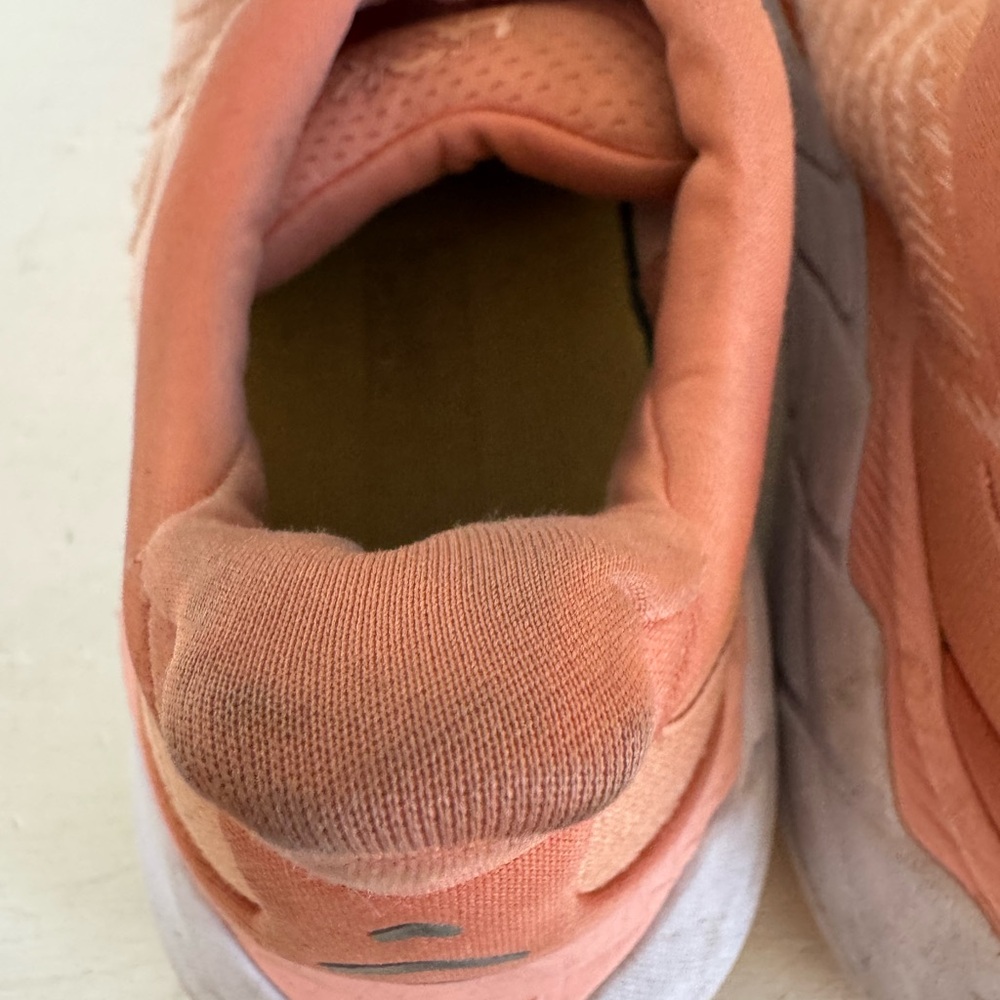 Hoka women’s coral pink Arahi 6 running shoes size 9B - Picture 9 of 12